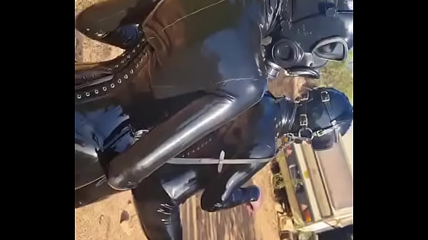 Latex Pony Action in Portuguese with discipleofdevotion! Full rubber Action in the heat