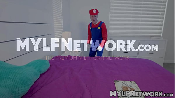 Sophia loves Halloween! She loves this spooky date that she can be a little too enthusiastic. In contrast, Rion, his Grinch stepson, is sick of it.