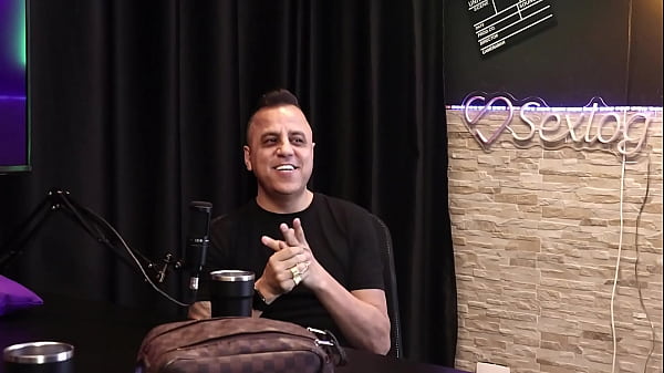 Com sua bolsinha de cobrador de onibus Rei do Dogging coloca Monica Lima na rola – Corno observa do outro lado da mesa e goza sem ao menos se tocar completo no RED