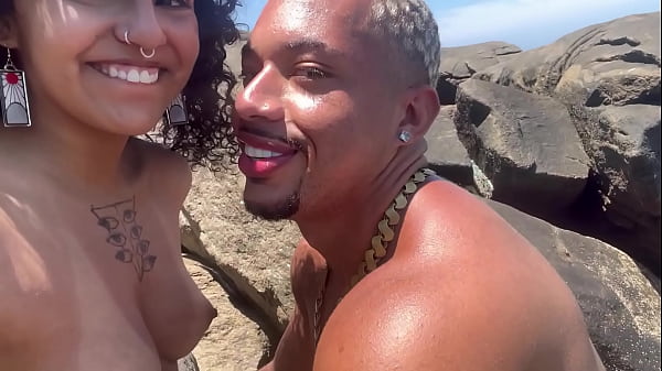 Novinha casada de 18 anos dando pro seu amante na praia da Barra da tijuca