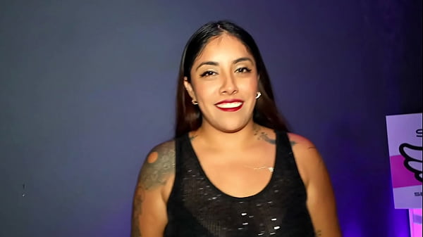 Chica sola de tetas hermosas graba su primera experiencia con un single con una verga enorme