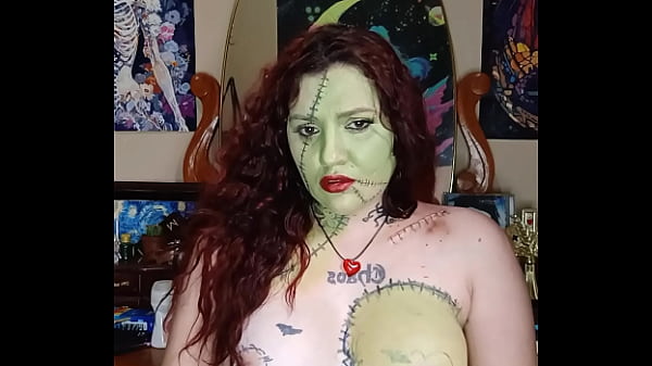 Mulher Frankenstein se masturbando