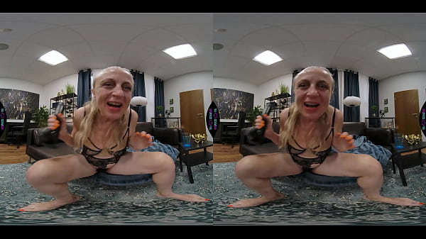VR Porn – Horny Granny GILF Dildo Fucking Her Old Pussy Bbc Toy