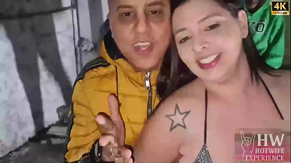 A casada safada Monica Lima, sai de roupao para receber os amigos do corno para o futebol enquanto ele esta no banho, ela nao resiste e faz open xeca para os pauzudos na garagem da casa.