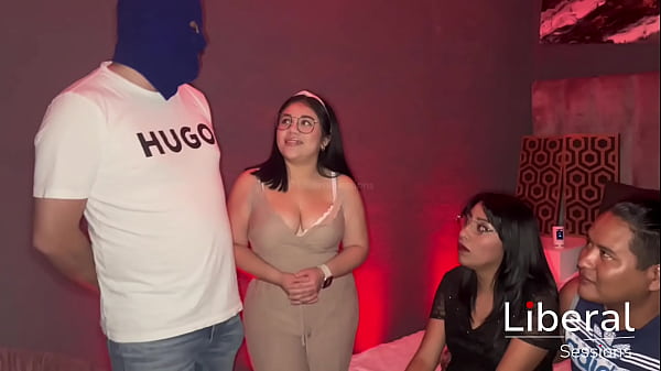 Cuckold Real – Pareja swinger permite que la esposa folle con un single enfrente de su cornudo esposo y se vuelve hotwife