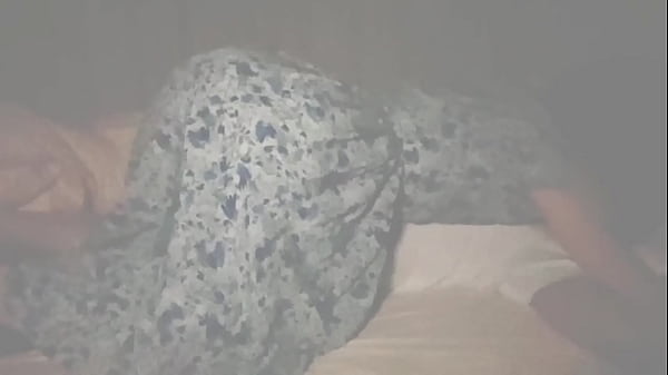 リアル夜這い悪戯する欲求不満な可愛い彼女…起きたばかりの彼氏に即中出しで逆にハメられてしまう/Japanese amateur hentai