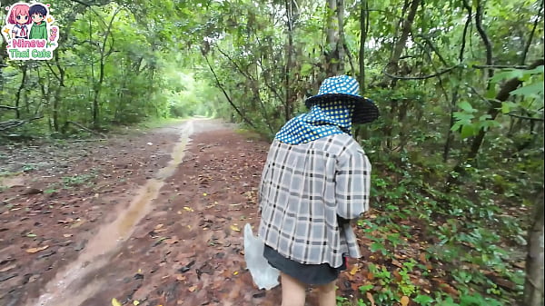 วัยรุ่นไทยเดินเก็บเห็เในป่าอยู่ดีดีโชว์หีเฉยเลย