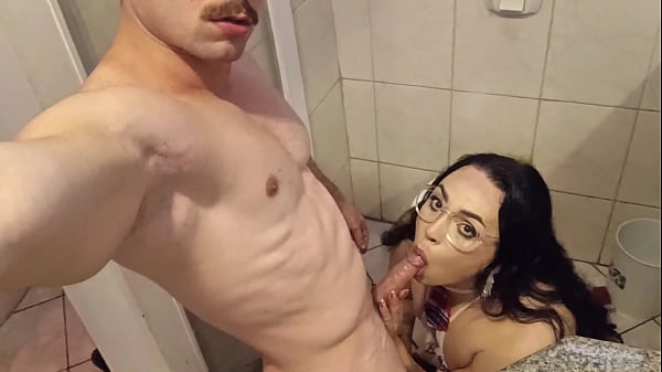 Jogo da verdade ou consequência com a travesti rabuda