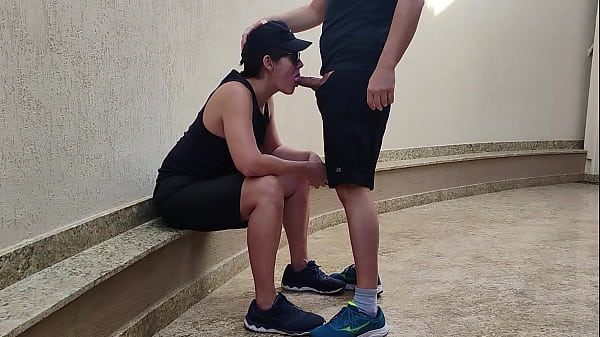 Sapatão machinho teve que dar a buceta e chupar pau pela primeira vez por não ter dinheiro para pagar uma aposta que fez