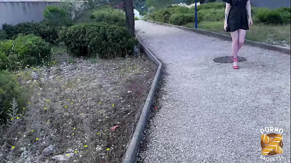 Lavyana, rouquine sulfureuse, veut deux bites pour le goûter