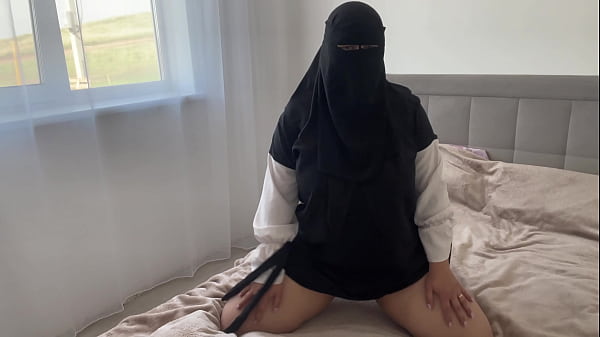 Arab Zalifah without panties got excited while cleaning and showed her shaved holes