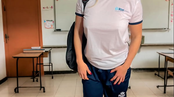 ESCÂNDALO EM ESCOLA DO RIO ALUNA E PROFESSOR FAZENDO SEXO NA SALA DE AULA E ELE FOI DEMITIDO