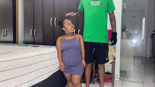 Lancei o Anazinha com a altura de baixinhcm no meu canal ela mamou em pé e pediu pra eu não colocar o pau todo na bocetinha dela se não ia arregaçar a bocetinha e pediu pra