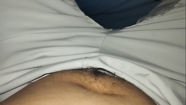 Me masturbo en la madrugada debajo de mi sabana